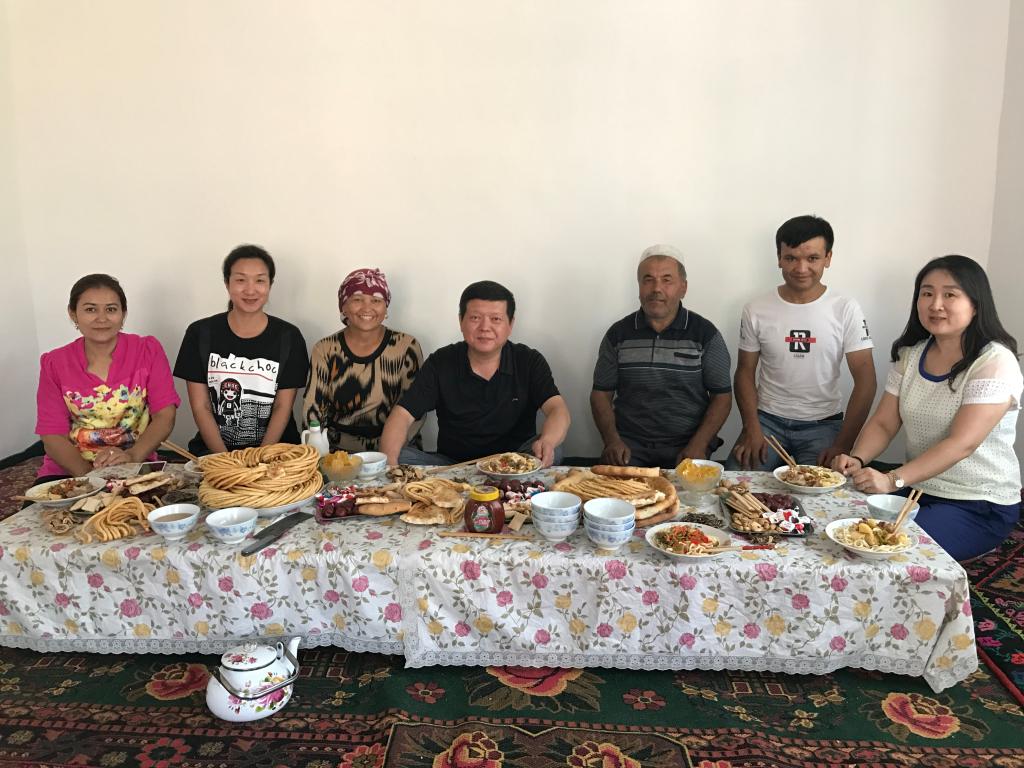 精河县地震局干部职工看望慰问单位职工的一家