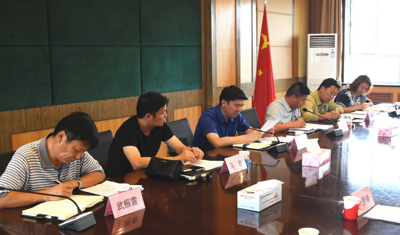 精河县召开贫困人口集中村队脱贫攻坚暨贫困人