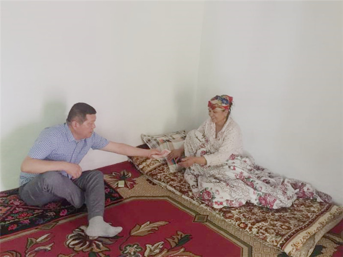 精河县地震局肉孜节前看望单位干部职工患病亲