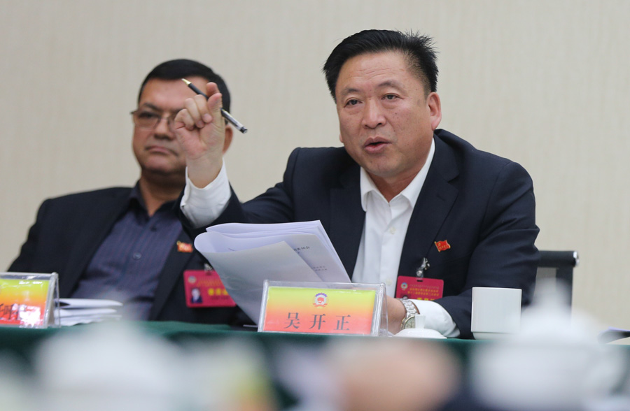 博尔塔拉会议中心,分组讨论会上委员们正在发言