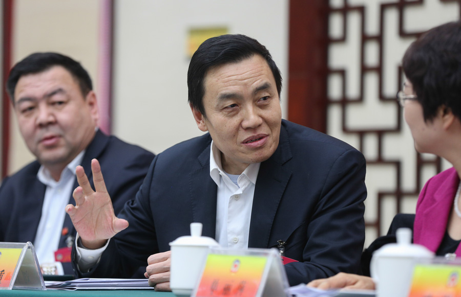 博尔塔拉会议中心,分组讨论会上委员们正在发言