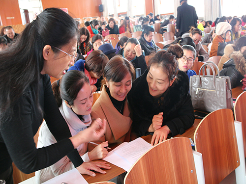 温泉县:国培专家送教下乡 专业引领播洒阳光