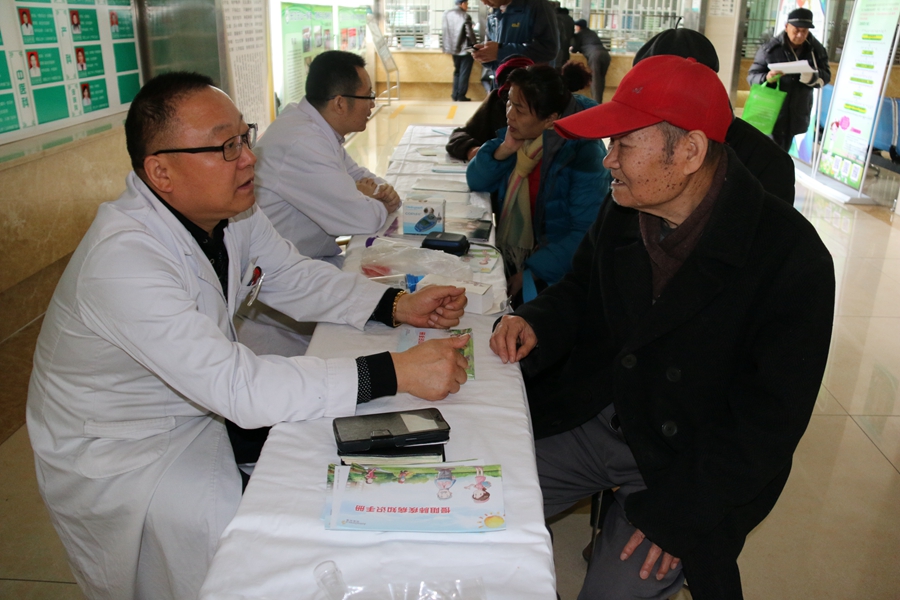 州人民医院开展世界慢阻肺日义诊宣传活动-博
