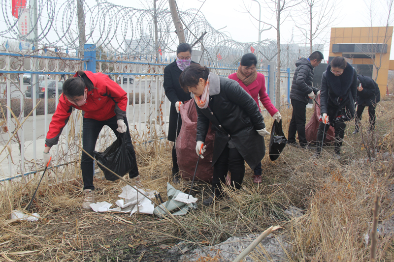 博州文体广新局志愿者服务队开展环境卫生清理