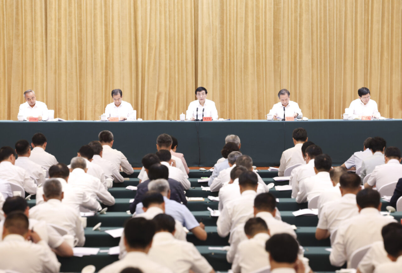 第十次全国对口支援新疆工作会议召开 王沪宁出席并讲话