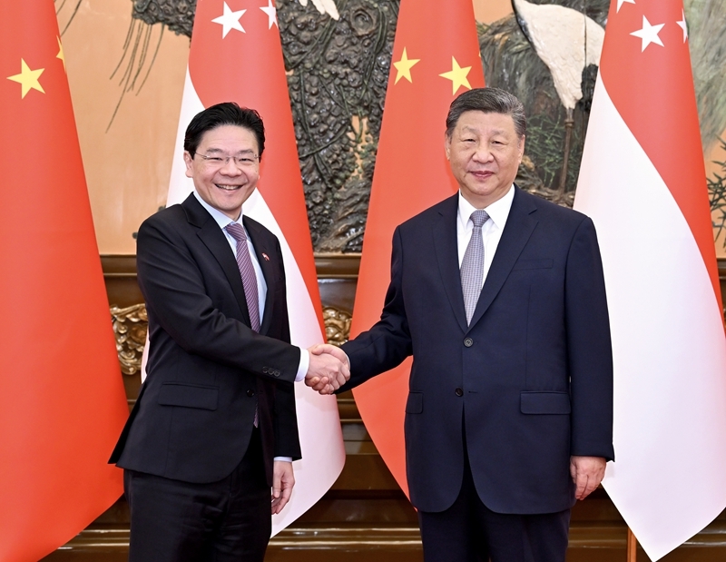 习近平会见新加坡总理黄循财