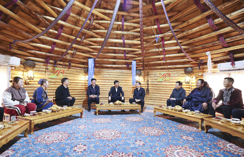 中央代表团在新疆多地看望慰问各族干部群众 王沪宁参加活动后带领一分团返京