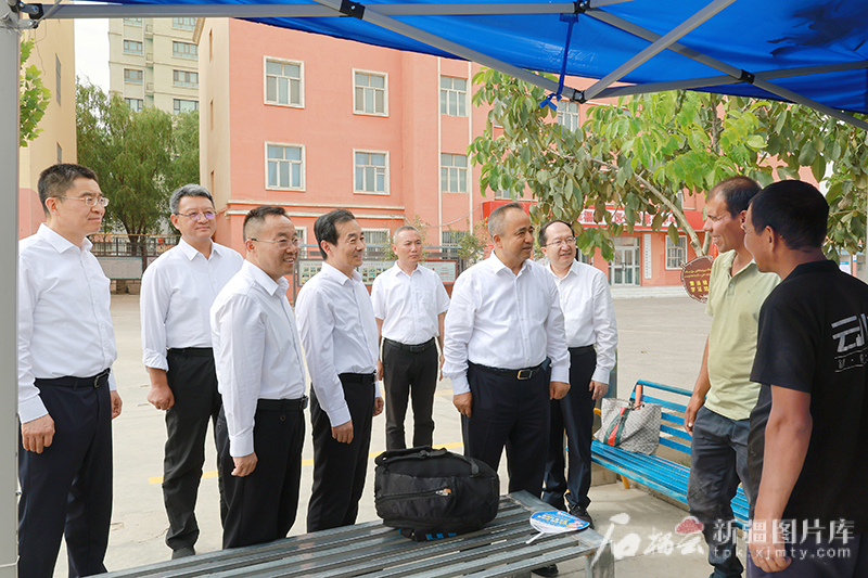 陈小江艾尔肯·吐尼亚孜在喀什克孜勒苏和兵团草湖项目区调研