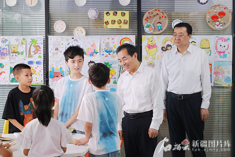 陈小江在乌鲁木齐市和兵团第十二师调研